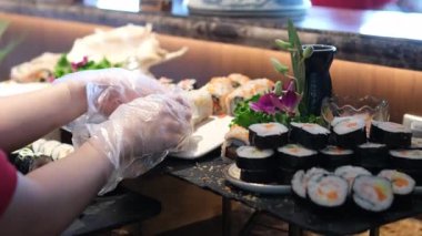 Şef suşi sashimi nigiri yapıyor. Master sınıfı. Profesyonel şef suşi yapmayı öğretiyor. Japon yemek hazırlama süreci. Ellerinde yemek tutarak. Yüksek kalite 4k görüntü
