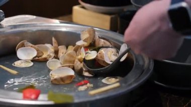 Kızarmış Quahaug Shell 'i sarımsaklı, lahanalı ve kızgın tavalı yakın pişirme. Yüksek kalite 4k görüntü