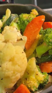 Haşlanmış sebze lahana kohlrabi brokoli sebze güveç tabağı. Yüksek kalite 4k görüntü