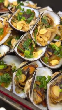 Bir kafede masanın üzerinde duran büyük bir tabakta peynirli fırında midye. Yüksek kalite 4k görüntü