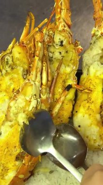 Baoji Shaanxi 'deki büfede peynirli ıstakoz. Yüksek kalite 4k görüntü