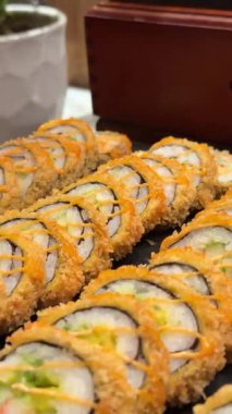 Tepsi seçiminde açık büfede kızarmış ekmek. Yüksek kalite 4k görüntü