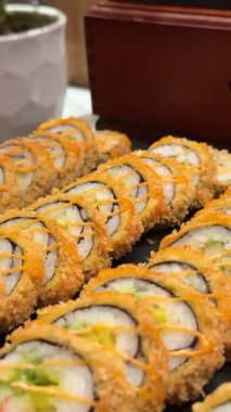 Tepsi seçiminde açık büfede kızarmış ekmek. Yüksek kalite 4k görüntü