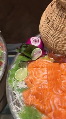 Etkili bir sashimi ve deniz ürünleri gösterisi. Yüksek kalite 4k görüntü