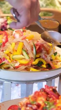 Bir lokantada taze salata, sebze ve tabakla dolu büfeden yemek seçen bir adama yaklaş. Kahvaltıda yemek tercihleri. Yüksek kalite 4k görüntü