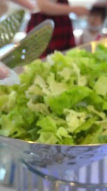 Salata barı salataları salata için taze salatalık dilimlenmiş. Yüksek kalite 4k görüntü