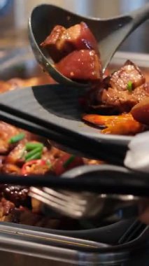 Misafirler et ve sebzeler de dahil olmak üzere bir dizi yemeğin olduğu enfes bir açık büfenin keyfini çıkarırken yerel bir akşam toplantısında kaynaşıyorlar. Yüksek kalite 4k görüntü