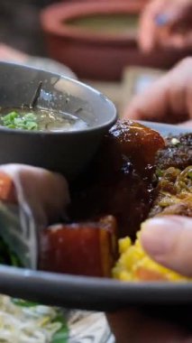 Cruiser 'da büyük bir balık yemeğinin servis edildiği açık büfe sahnesi. Balık, aşındırıcı bir tabağa konmuş sebze ve sosla süslenir. Birisi balıklara maşa veriyor.