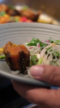 Triangle Büfesi Öğesi Yemek Tabakları Aşındırma Tabağı 'nın mekandaki görüntüsünü kapat. Kamera görüntüsünü değiştir. Yüksek kalite 4k görüntü