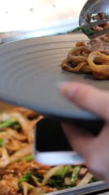 Açık büfe, parlak bir görünüş. Büfe restoranı, otel restoranı. Türk ya da Arap yemekleri. Yüksek kalite 4k görüntü