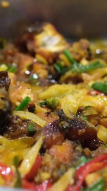 Canlı bir gıda pazarında ağız sulandırıcı baharatlı güveç, taze otlar ve malzemeler. Yüksek kalite 4k görüntü