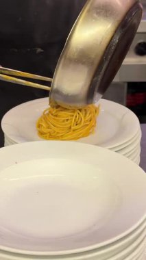 Zeytinyağlı makarna ve maydanozlu makarna pişirip beyaz tabağa konuldu. Yüksek kalite 4k görüntü