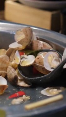 Kızarmış Quahaug Shell 'i sarımsaklı, lahanalı ve kızgın tavalı yakın pişirme. Yüksek kalite 4k görüntü