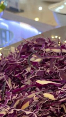 Düz yatıyordu. Adım adım. Ağaç kesme tahtasıyla organik lahana doğruyorum. Yüksek kalite 4k görüntü