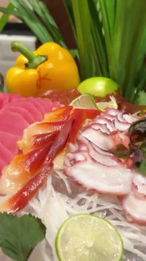 Çiçekli garnitürlü buzlu Somon Sashimi Tabağı. Yüksek kalite 4k görüntü