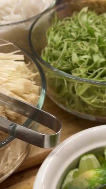 Açık büfe seçiminde, enoki mantarlı ve diğer yeşil lahanalı Vietnam çorbası yapmak üzere ayarlandı. Yüksek kalite 4k görüntü