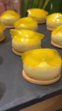 Öğlen saatlerinde fırında sergilenen lezzetli tatlılar. Yüksek kalite 4k görüntü