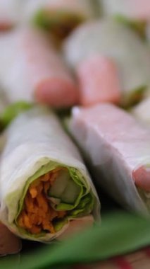 Vietnam Taze Bahar Rolls 'u ve tatlı biberli sos. Yüksek kalite 4k görüntü