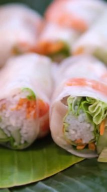 Pirinç ekmeği ruloları turistler pilav kağıdı ambalajıyla ya da banh trang ile gece yemeği pazarında hazırlar ve yerler. Geleneksel Vietnam yemeği, Asya mutfağı. Kapatın. Yüksek kalite 4k