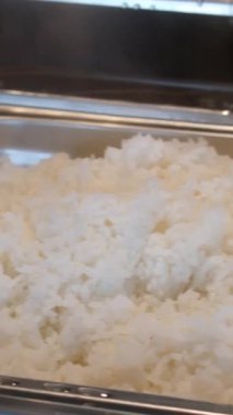 Taze pişmiş beyaz pirinçten buhar yükseliyor. Yüksek kalite 4k görüntü