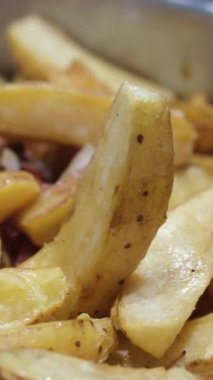 Patates karıştırma, silikon spatula, patates kızartma, yağda, kızartma tavasında, soyulmamış, dilimlenmemiş, baharatlı, mobil video, Yüksek kalite 4k görüntü