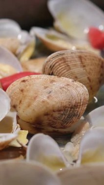 Maydanoz biberli midyeler ve sıcak tavada ahşap çatallı domatesler. Geleneksel İtalyan Akdeniz mutfağı. Yakın plan. Yüksek kalite 4k görüntü