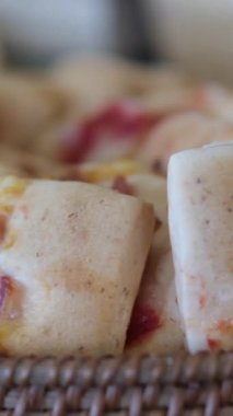 Parti masasında renkli ekmek çeşitleri var. Kutlama için servis ediliyor. Yüksek kalite 4k görüntü