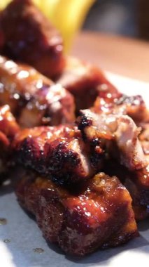 4 km yavaş çekimde ızgara kuzu eti, 60fps. Yüksek kalite 4k görüntü