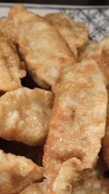 El Nido 'daki yerel gıda pazarında kızarmış hamur köftesi ve soslu Rustik tabak. Yüksek kalite 4k görüntü