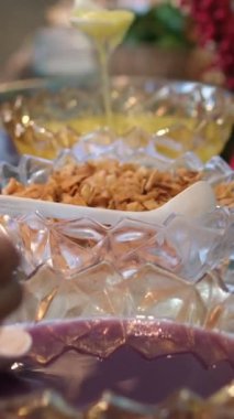 Asyalı jöleli tatlı kepçesiyle bardağa doldurulmuş tapyoka fasulyeli yoğurt. Yüksek kalite 4k görüntü