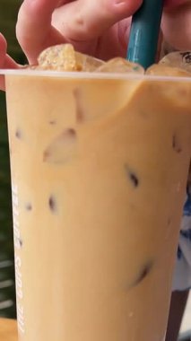 Kadın buzlu sütlü çay içiyor. Kahveye topioca ekle