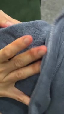 Ayaklarım sırılsıklam. Ayaklarını sıcak tuzlu suya sokan yaşlı bir kadın. Ilık sabah güneşinin tadını çıkarırken. iyileşme üstüne hastalık.