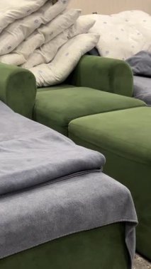 Masaj sehpaları, tatil otelinin ahşap terası, sarı dinlenme odası sandalyeleri. Yüksek kalite 4k görüntü