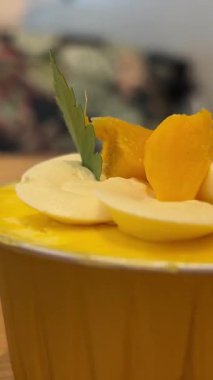 El, taze nane yaprağıyla portakallı meyve suyu tutuyor. Dikey video. Yakın plan. Yüksek kalite 4k görüntü