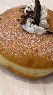 Biri yemeden önce çikolatalı simit kesmiş. Çörek, maya mayalı rulo, çıtır çıtır, parlak bir kabuk ve yoğun bir iç kısımla karakterize edilir. Yüksek kalite 4k görüntü