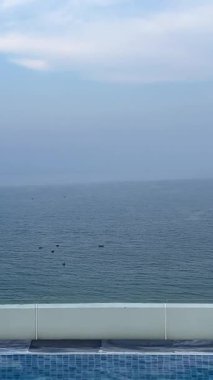 Sersemletici Karayip Deniz Manzaralı Lüks Çatı Havuzu ve Açık Mavi Gökyüzü. Yüksek kalite 4k görüntü