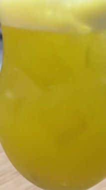  Ananas Margarita ananas suyu, limon suyu ve tekilayla yapılan keskin bir kokteyl. Bardak kırmızı limon tuzu ve limon dilimleri ile süslenmiş ve canlı olması için ananas yaprağı ile süslenmiş..