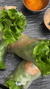 Vietnam Taze Bahar Rolls 'u ve tatlı biberli sos. Yüksek kalite 4k görüntü