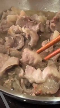 Cızırdayan Et, Lezzetli ve Lezzetli Tabaklar Yaratmak İçin Mükemmel Bir Kızartma Tavasında Pişiyor. Yüksek kalite 4k görüntü