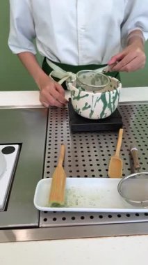 Kibritçi, organik yeşil kibrit tozu. Matcha 'yla geleneksel Bambu kaşığı. - Evet. Yüksek kalite 4k görüntü