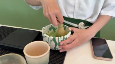 Kibritçi, organik yeşil kibrit tozu. Matcha 'yla geleneksel Bambu kaşığı. - Evet. Yüksek kalite 4k görüntü