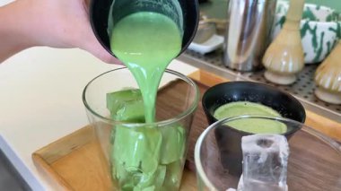 Tahta bir tepside servis edilen geleneksel bir Beyaz Restoran 'da üç çeşit kibrit, buzun içine çok lezzetli bir içecek koyar. Yüksek kalite 4k görüntü