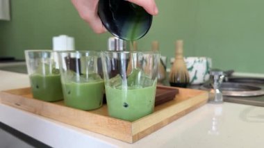 Tahta bir tepside servis edilen geleneksel bir Beyaz Restoran 'da üç çeşit kibrit, buzun içine çok lezzetli bir içecek koyar. Yüksek kalite 4k görüntü