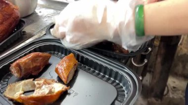 Bir kase sıcak şehriye ustalıkla karıştırılır. Erişteler pak nazlı, mısırlı ve yumuşak ördek parçalarıyla pişiriliyor. Yüksek kalite 4k görüntü