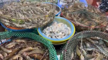 Da nang vietnam karidesleri markette deniz ürünleri pazarında. Yüksek kalite 4k görüntü