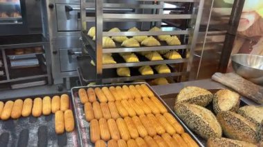 Dükkandaki fırın aşçıları şehirde tatlı hayat hazırlıyor. Gerçek insanlar da nang vietnam 07.17.2025