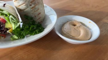 Vejetaryen shawarma pita ekmeği krem peynirli ve fırında fasulye ve mısır. Meksika dürümü pişiriyorum. Kolay lokma tarifi. Film tanecikleri piksel dokusu. Yumuşak odaklanma. Bulanık. Yüksek kalite 4k görüntü