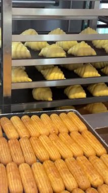 Dükkandaki fırın aşçıları şehirde tatlı hayat hazırlıyor. Gerçek insanlar da nang vietnam 07.17.2025