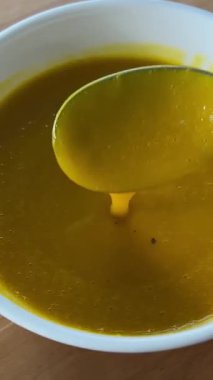 Kremalı ve organik kabak tohumlu sağlıklı balkabağı çorbası. Yüksek kalite 4k görüntü