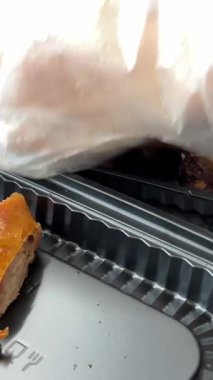 Bir kase sıcak şehriye ustalıkla karıştırılır. Erişteler pak nazlı, mısırlı ve yumuşak ördek parçalarıyla pişiriliyor. Yüksek kalite 4k görüntü